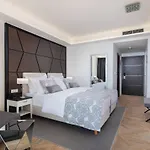Ellure Luxury מלון